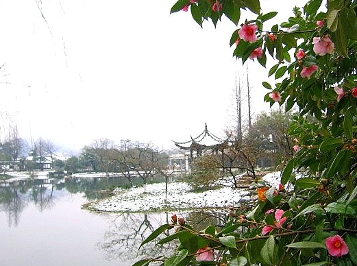 雪消門(mén)外千山綠，花發(fā)江邊二月晴